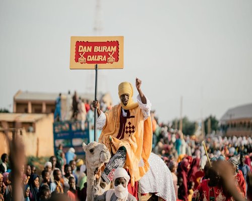 Seseorang mengatur posisi kursi dan jarak layar di meja kerja